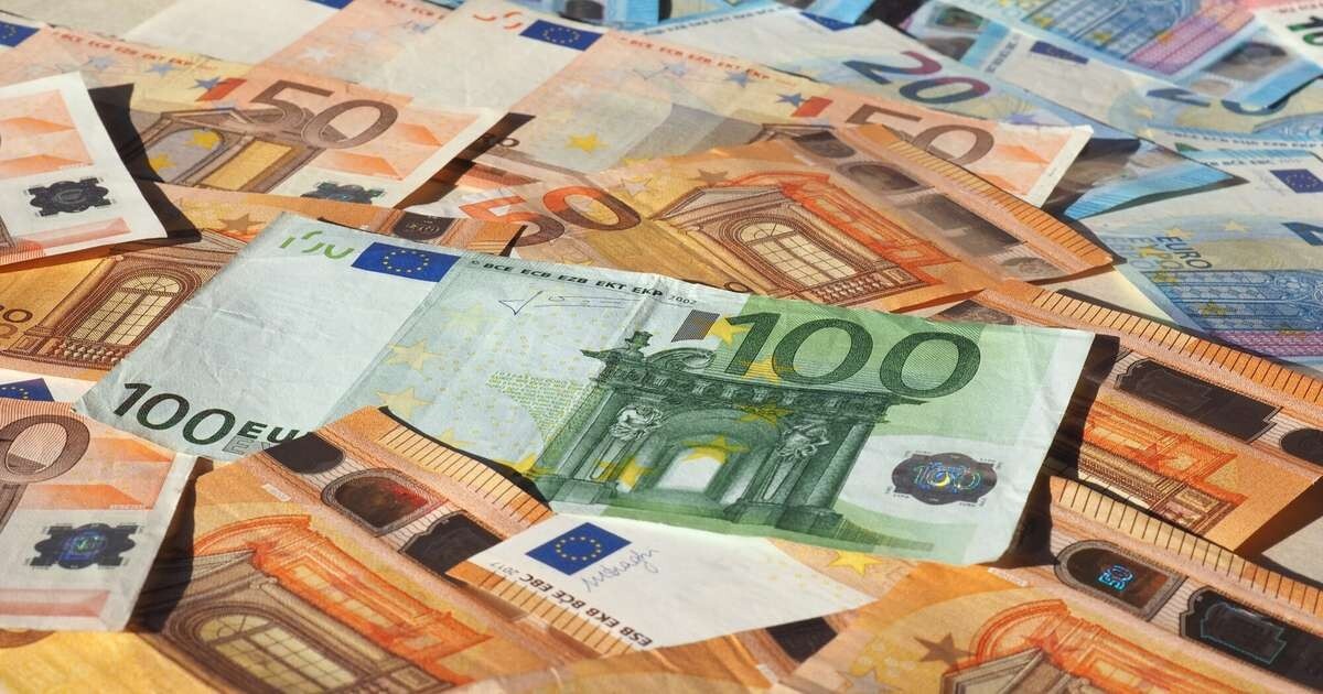 Aviopasažieris mēģina ievest nedeklarētu skaidru naudu un luksusa rotaslietas
