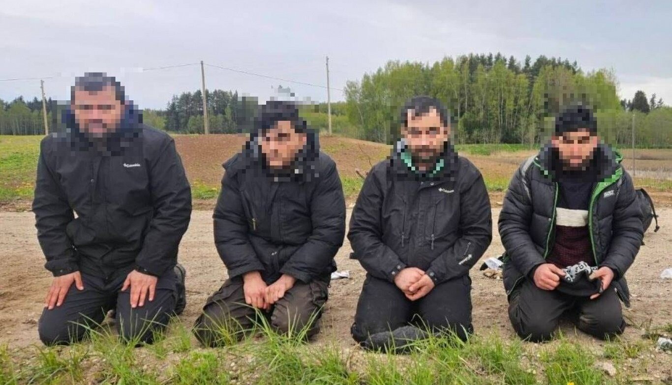 Auto ar viltotu Latvijas armijas numurzīmi atklāj 11 nelegālos migrantus un viņu pārvadātāju
