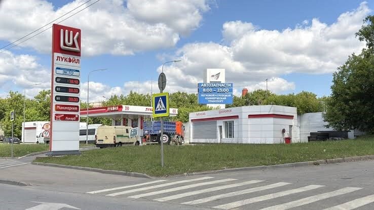 “Gazpromņeftj” un “Lukoil” degvielas uzpildes stacijās Maskavā ierobežota degvielas tirdzniecība