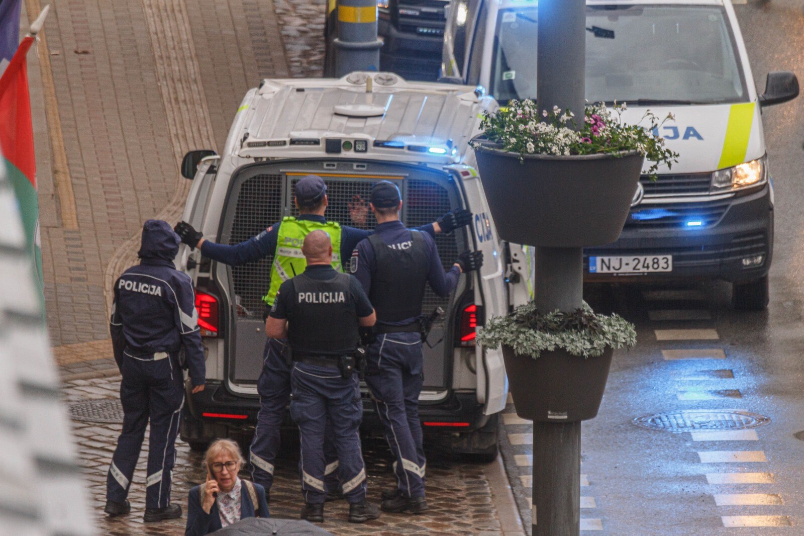 Liepājas centrā pamana vīrieti ar asiņojošu roku; iespējams, izsitis stiklu