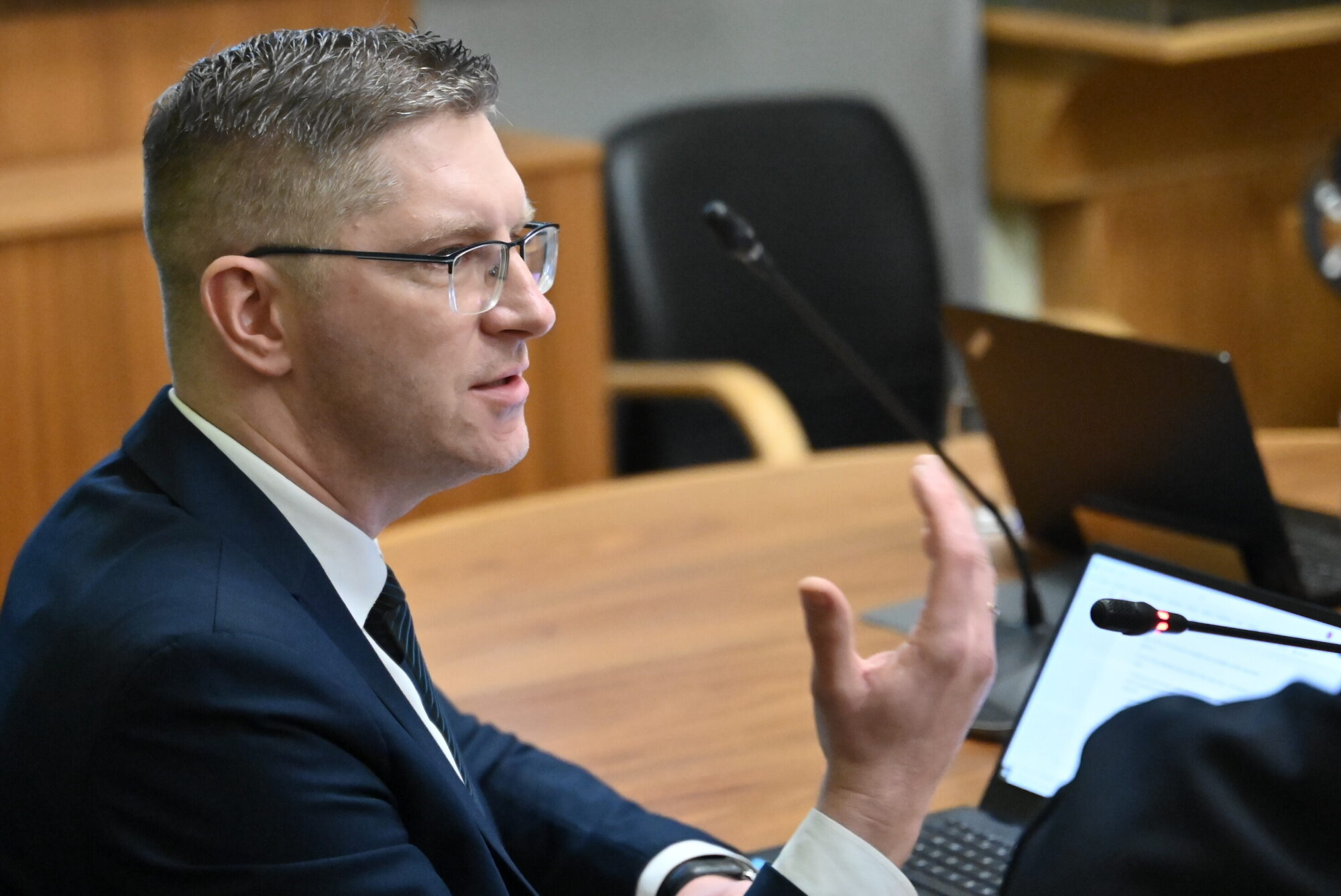 Sēde noslēdzas ar pārsteigumu – Salvi Rogu atbrīvo no komitejas vadītāja amata