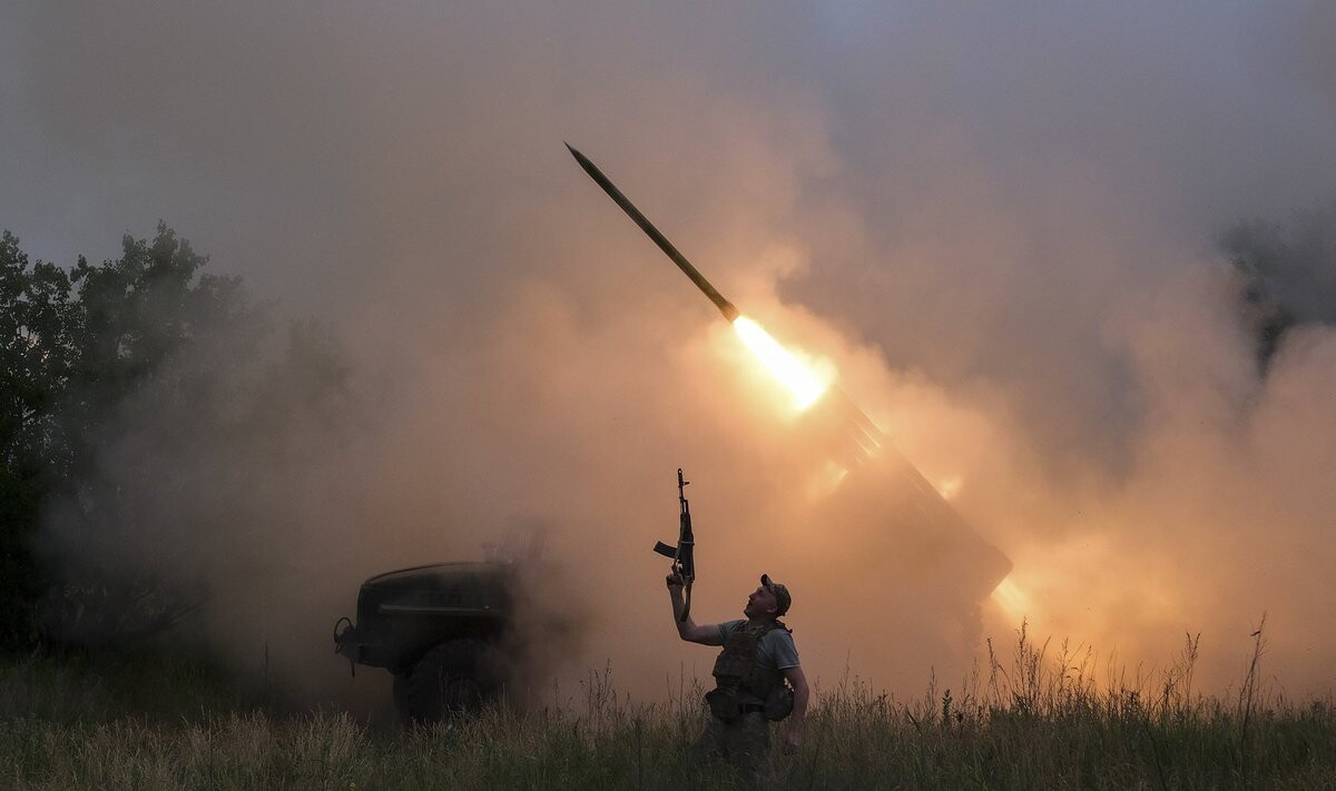 Krievija uzbrukusi Ukrainai ar raķeti un 88 droniem