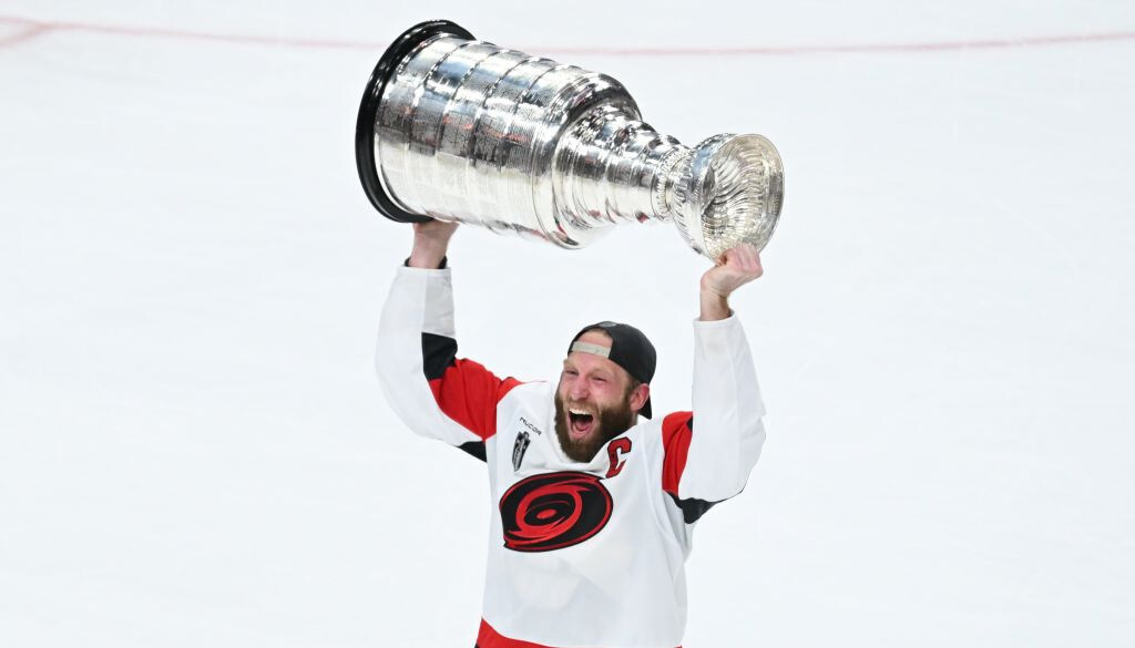 Video: Karolīnas “Hurricanes” kļūst par divkārtēju Stenlija kausa čempioni
