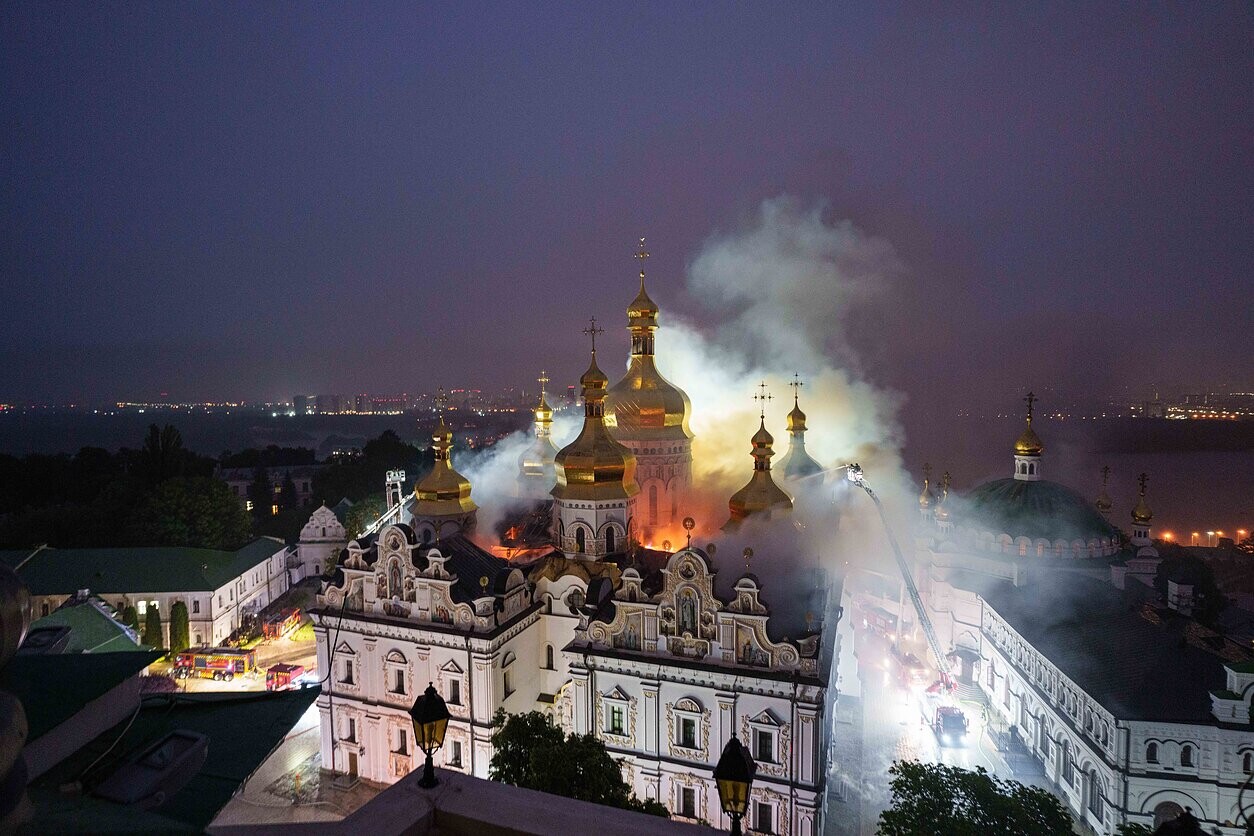 Zelenskis Krievijas uzbrukumu Pečeru klosterim nosauc par noziegumu pret kristīgo kultūru