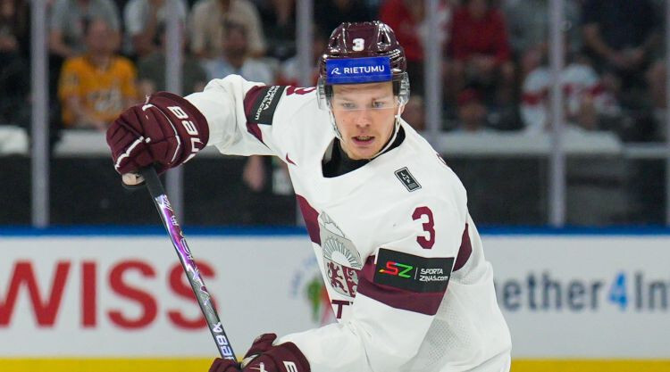 Alberts Šmits saņem NHL apbalvojumu