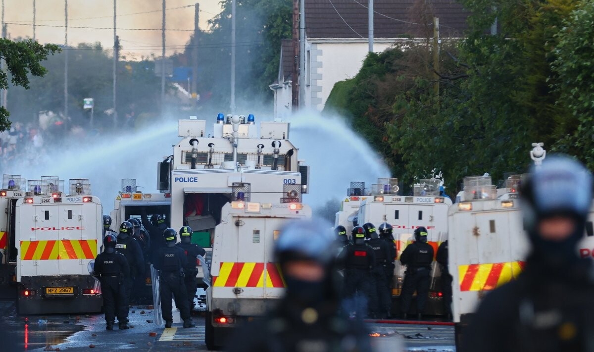 Ziemeļīrijas policija lieto ūdens lielgabalu jaunos protestos Belfāstā