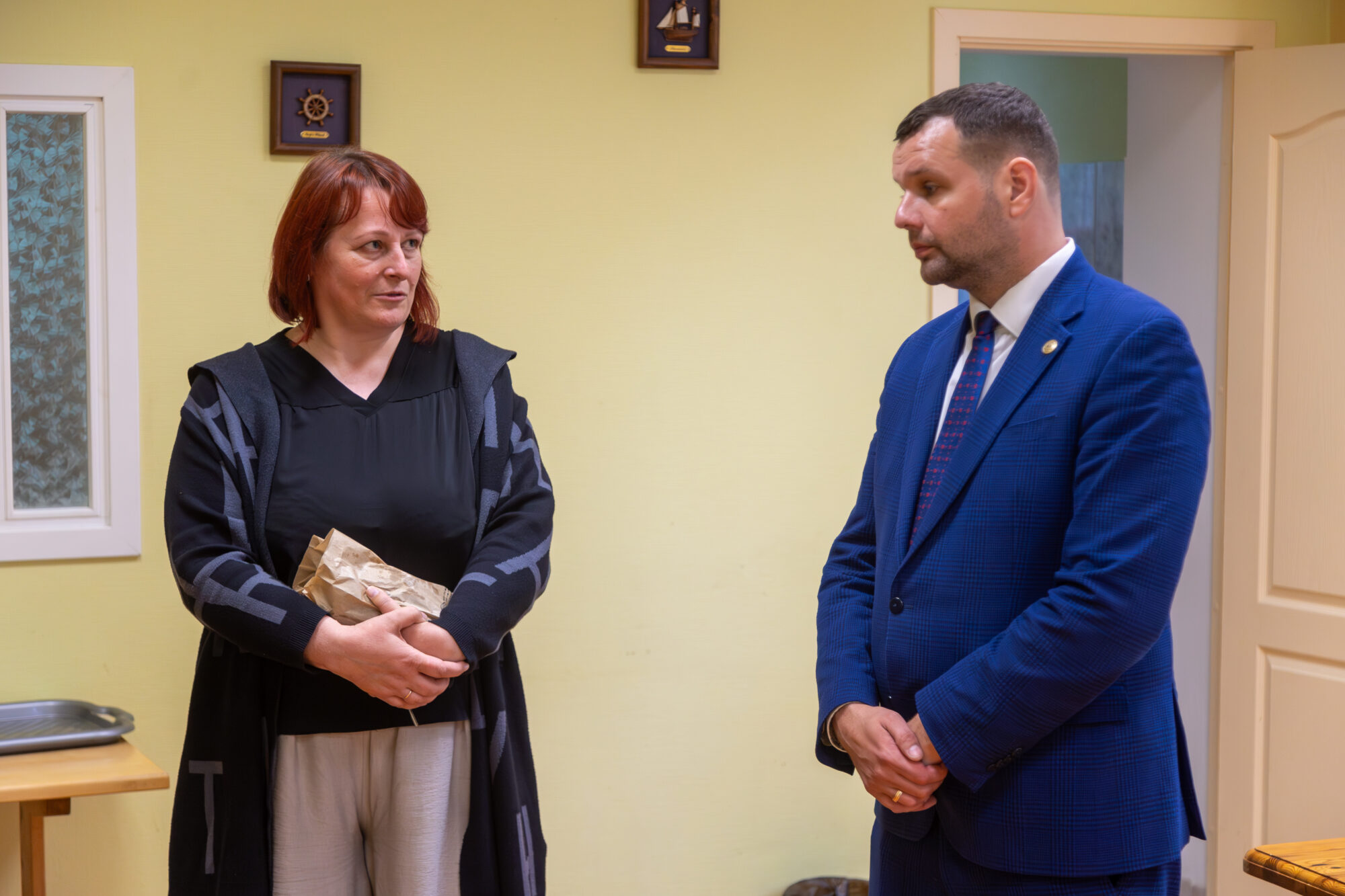 Foto: “Esam pašpietiekami.” Ministra vizīte Vaiņodē izgaismo mazās pensijas, aprūpes centra vajadzības un darba tirgus problēmas