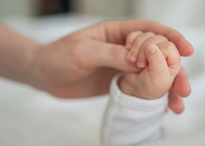 Vecmāte: Grozījumi dzemdību palīdzības kārtībā ir mēģinājums izbeigt mājdzemdību pakalpojuma pieejamību Latvijā