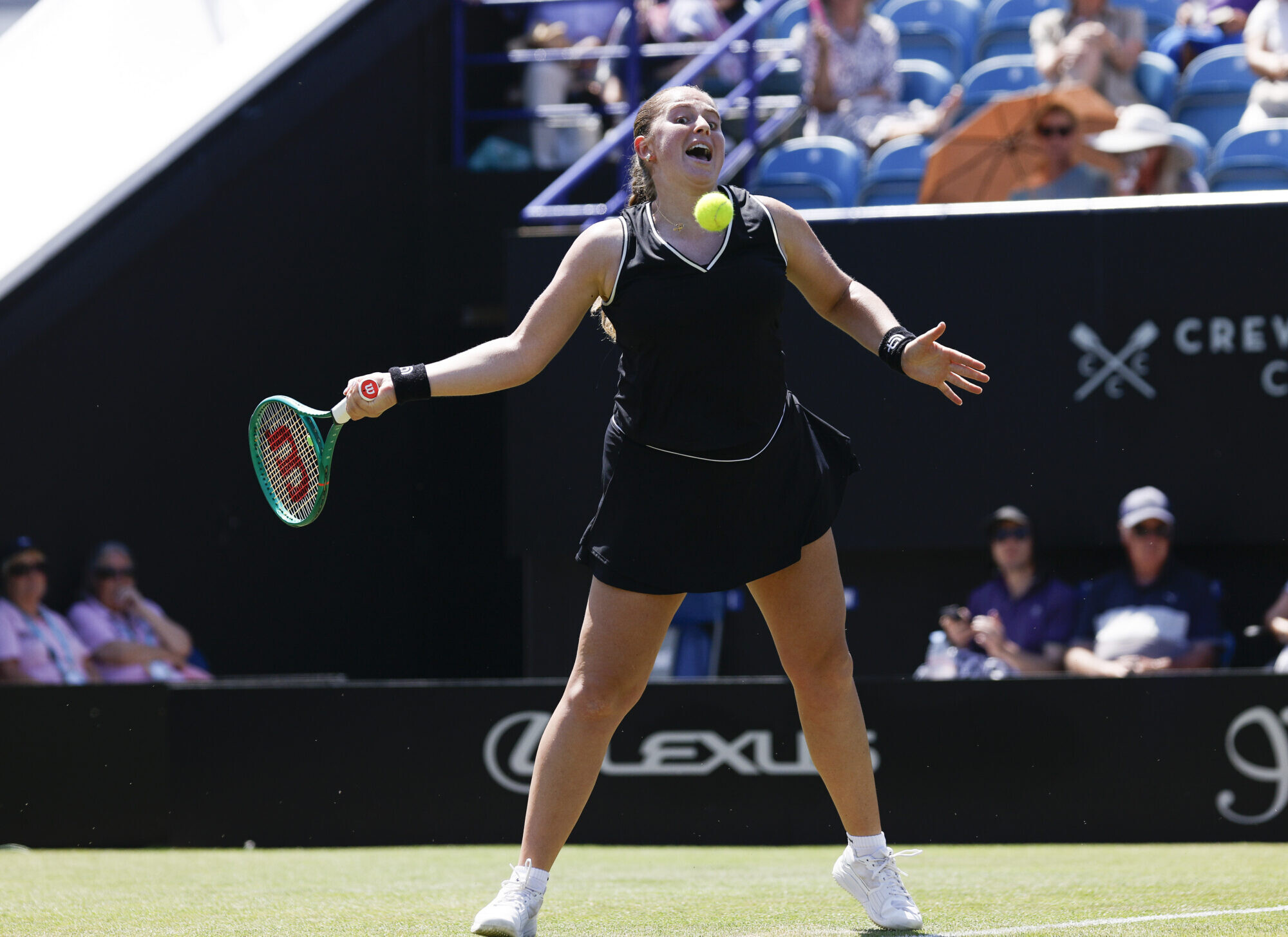 Ostapenko ar Keninu izstājas no Īstbornas “WTA 250” turnīra dubultspēļu sacensībām