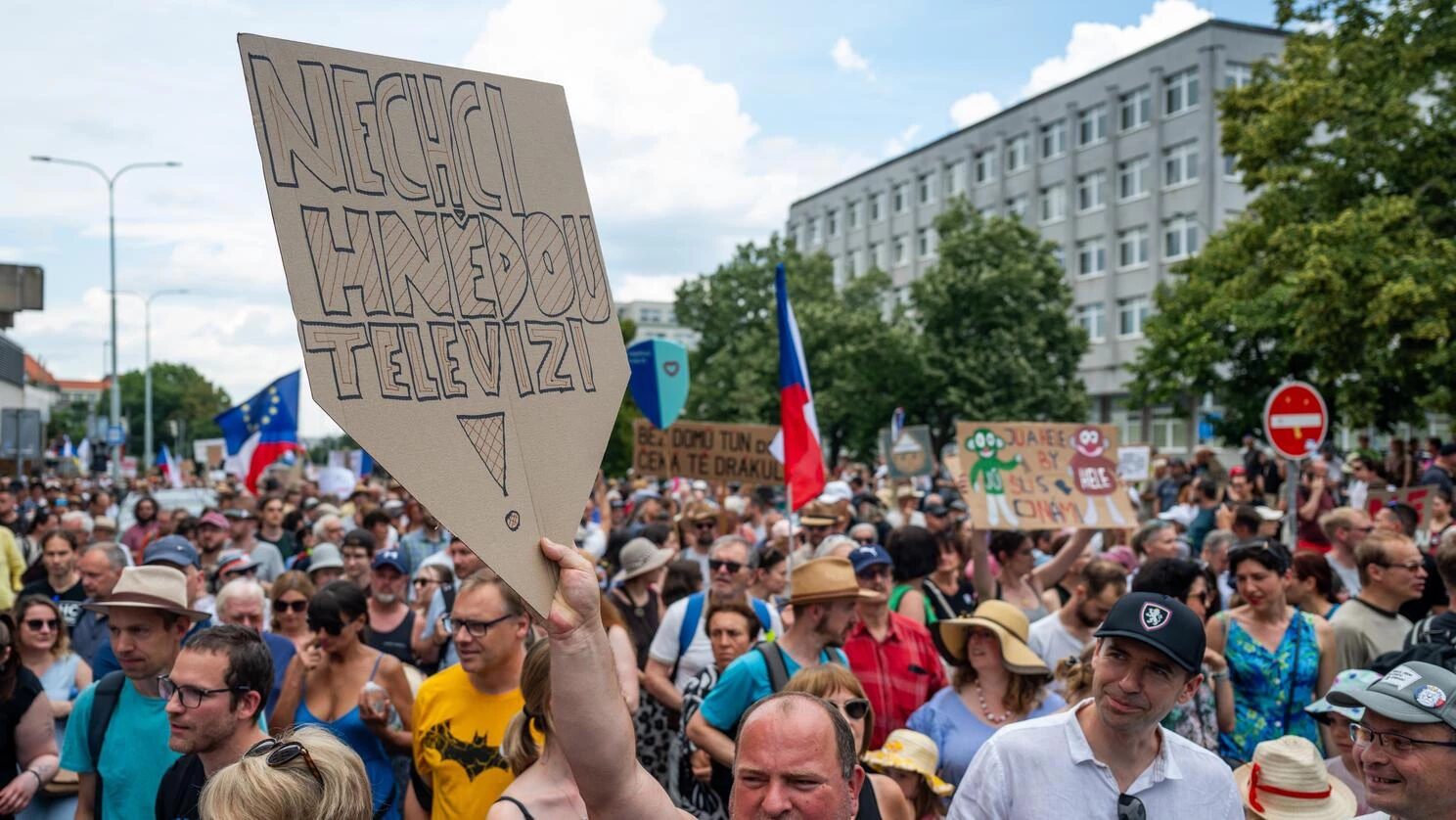 Tūkstošiem cilvēku Čehijā protestē pret valdības plānu pārskatīt sabiedrisko mediju finansēšanu