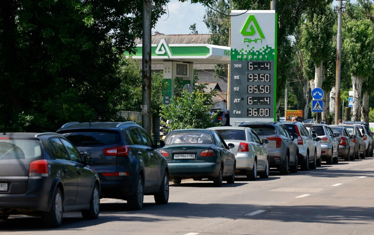 Degvielas pārdošanas ierobežojumi ieviesti vairāk nekā 50 Krievijas reģionos un okupētajās teritorijās