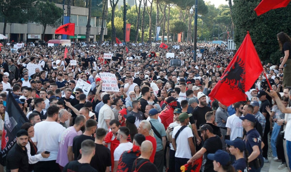 Albānijā tūkstošiem cilvēku protestē pret ar Trampa znotu saistītu kūrorta projektu