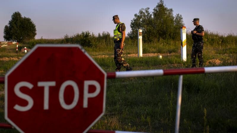 Lietuvas robežsargi piespieduši doties atpakaļ uz Baltkrieviju 12 migrantus