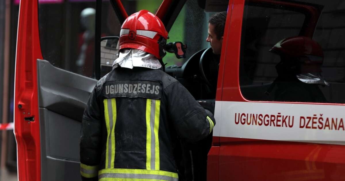 Ugunsgrēka dēļ no dzīvojamās mājas Valmierā evakuēti 30 cilvēki