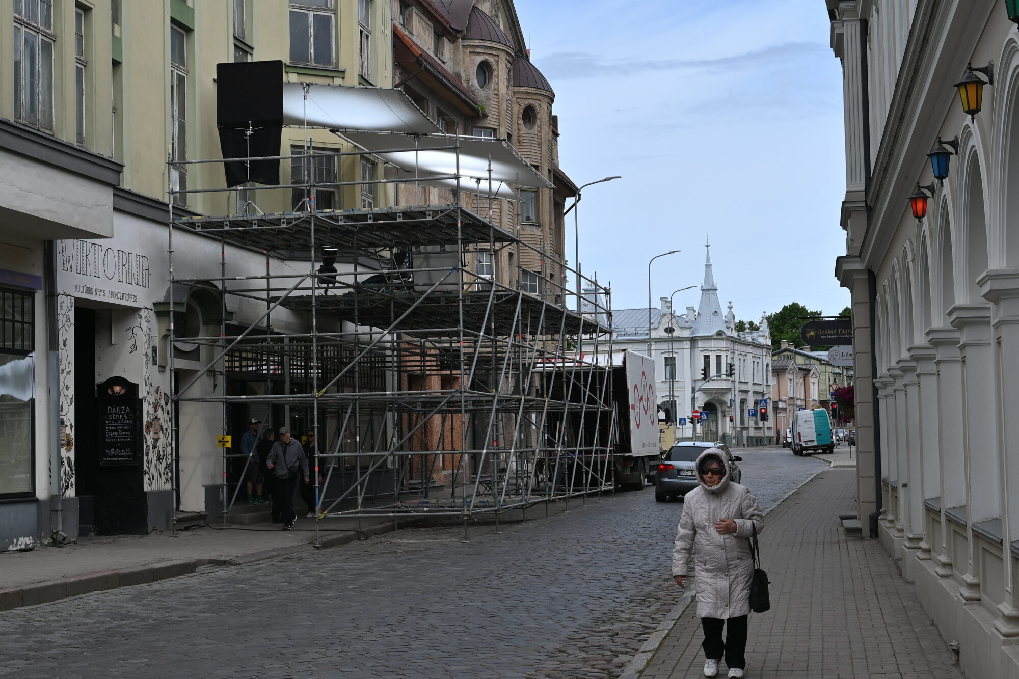Liepājas centrā turpinās seriāla filmēšana: logi aizklāti, iela pārtop par studiju