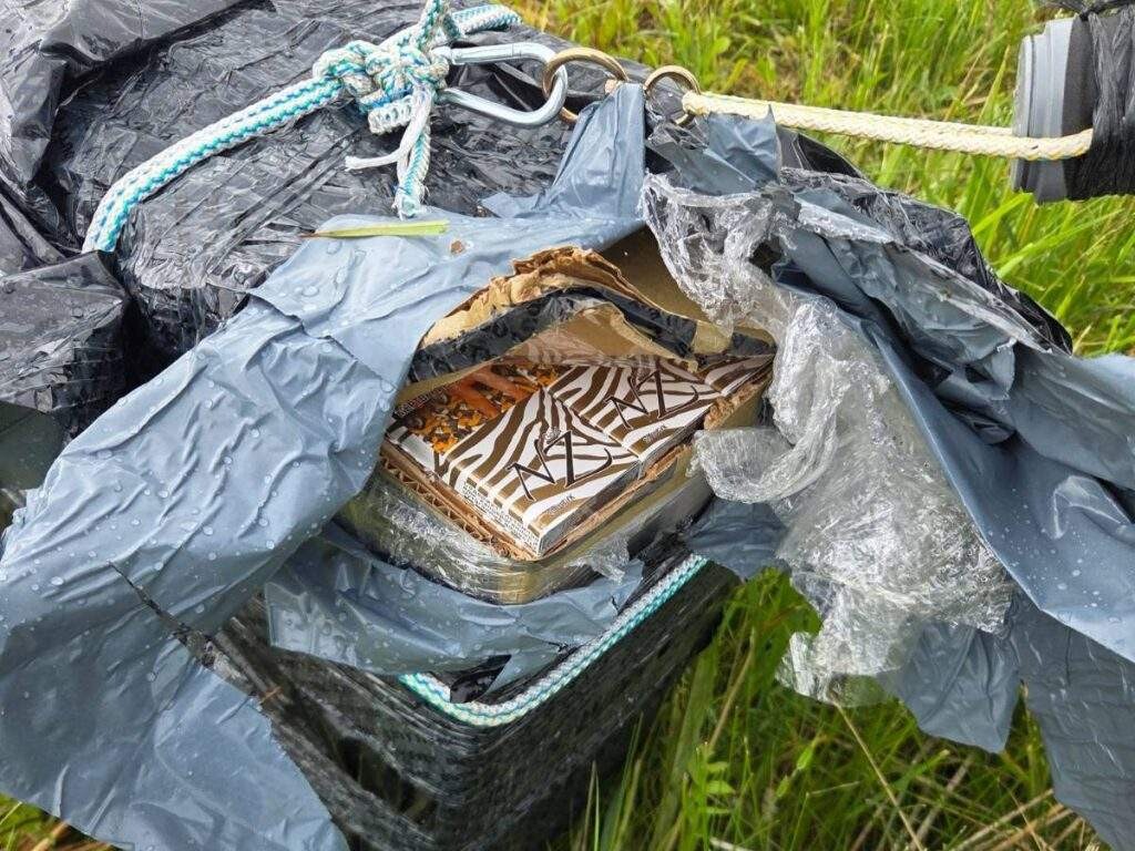 Foto: Augšdaugavas novadā robežsargi atraduši balonu ar kontrabandas cigaretēm