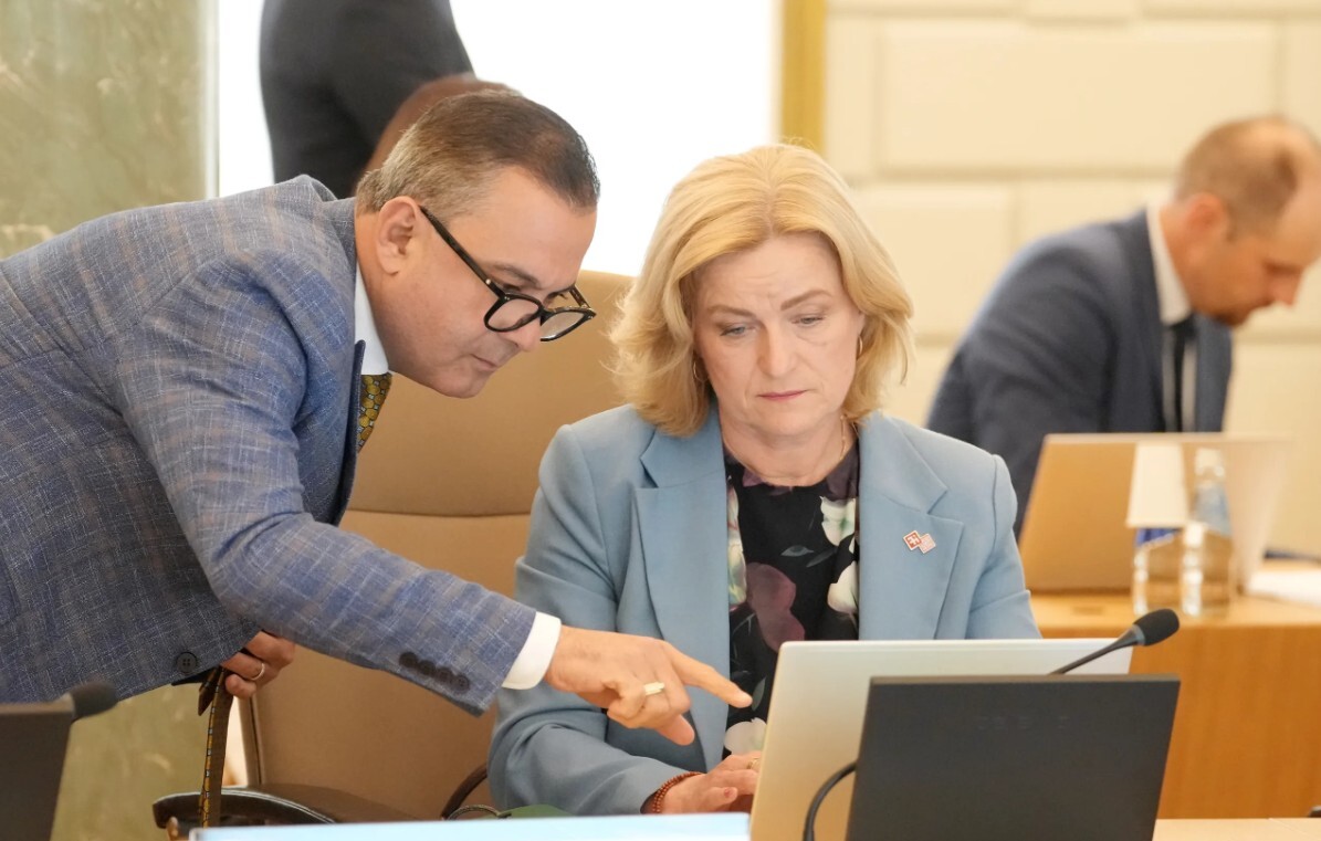 Ilze Indriksone iztur Saeimas uzticības balsojumu