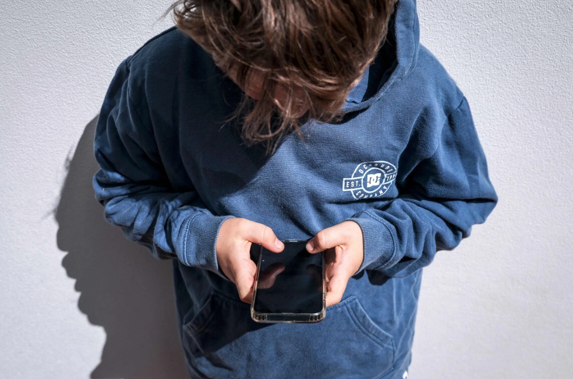 Pētījums: Sociālo mediju aizliegumi paši par sevi nerisina bērnu drošības problēmas