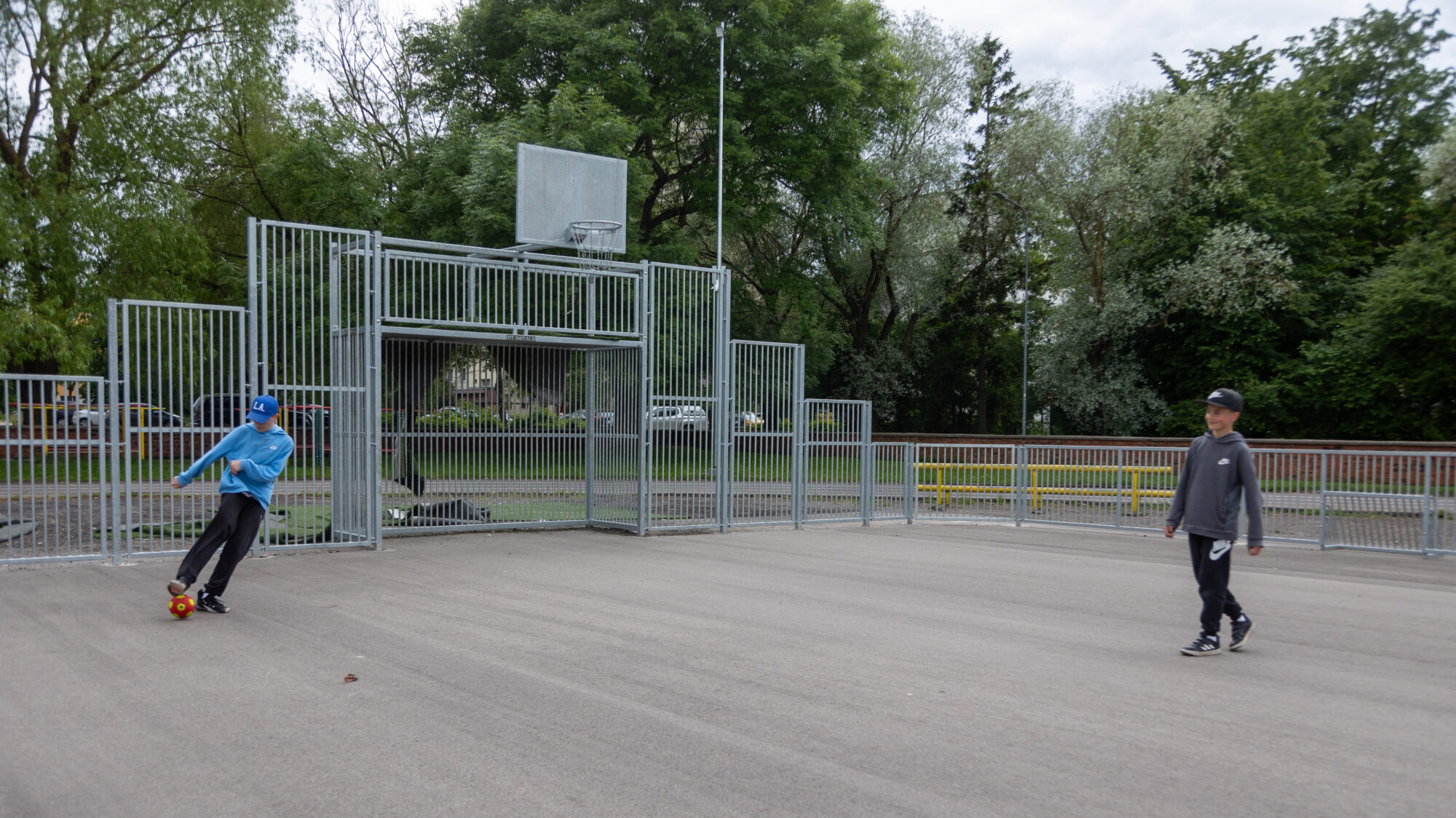 “RT metāls” Dzintara vidusskolas audzēkņiem dāvina jaunu sporta laukumu