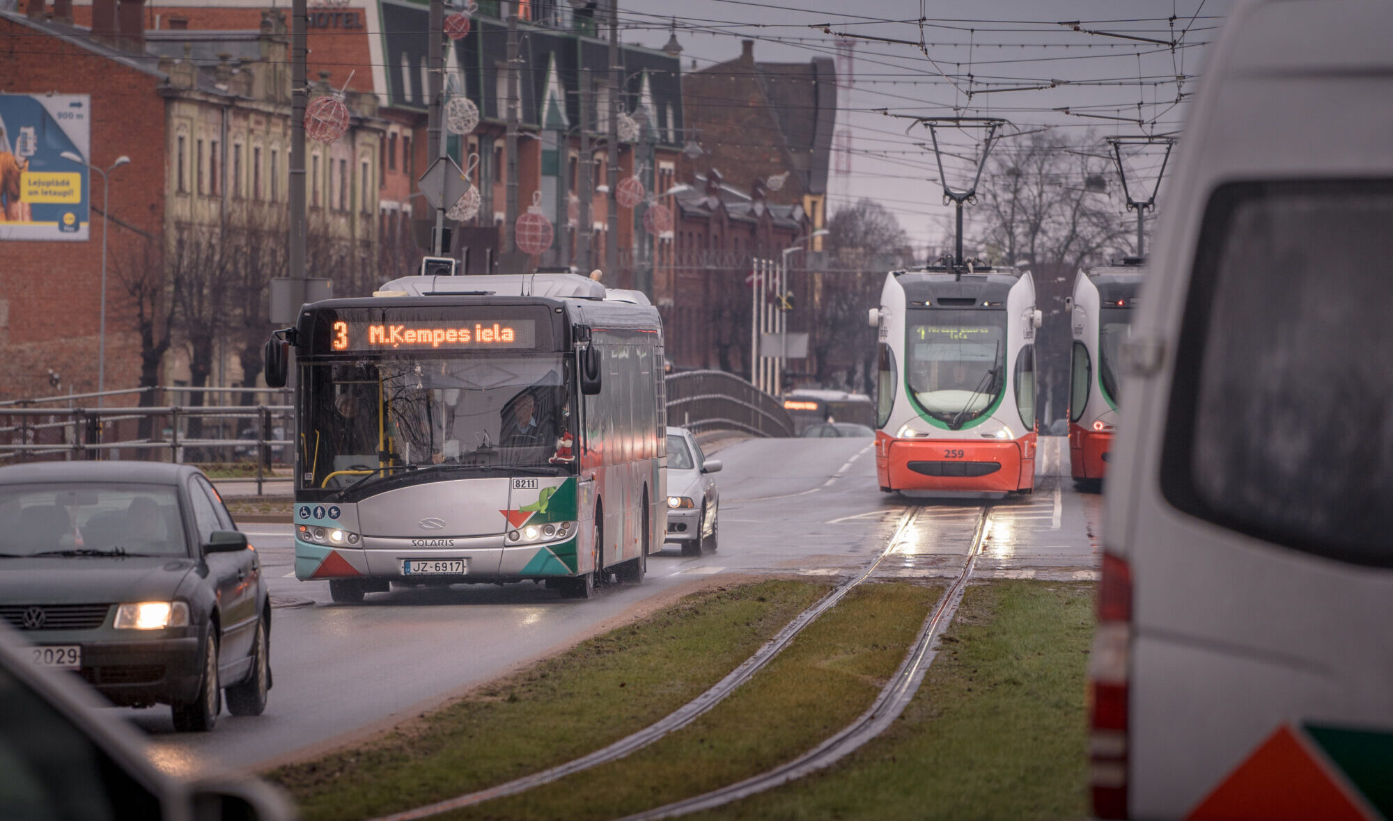 Vieniem lētāk un ērtāk, citiem – dārgāk vai ilgāk. Liepājas sabiedriskajā transportā no 31. jūlija plānotas būtiskas izmaiņas