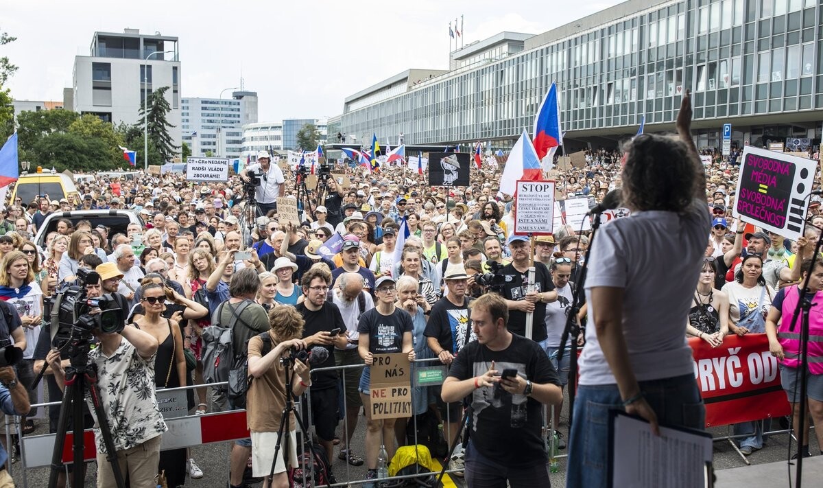 Čehijā sabiedriskā medija darbinieki protestē pret valdības plānu pārskatīt to finansēšanu