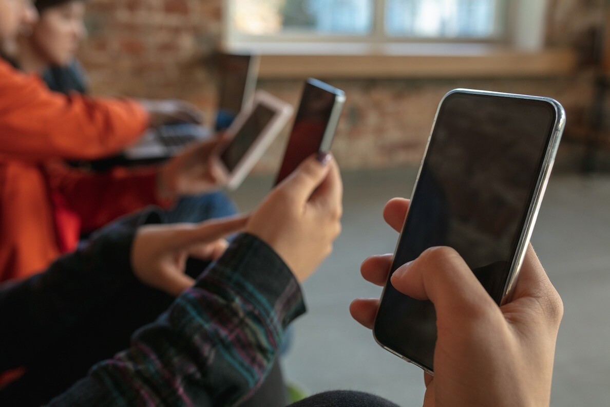 “Tele2”: Skolēni vasarā mobilajos tālruņos patērē 3,3 reizes vairāk interneta nekā ziemā un pavasarī