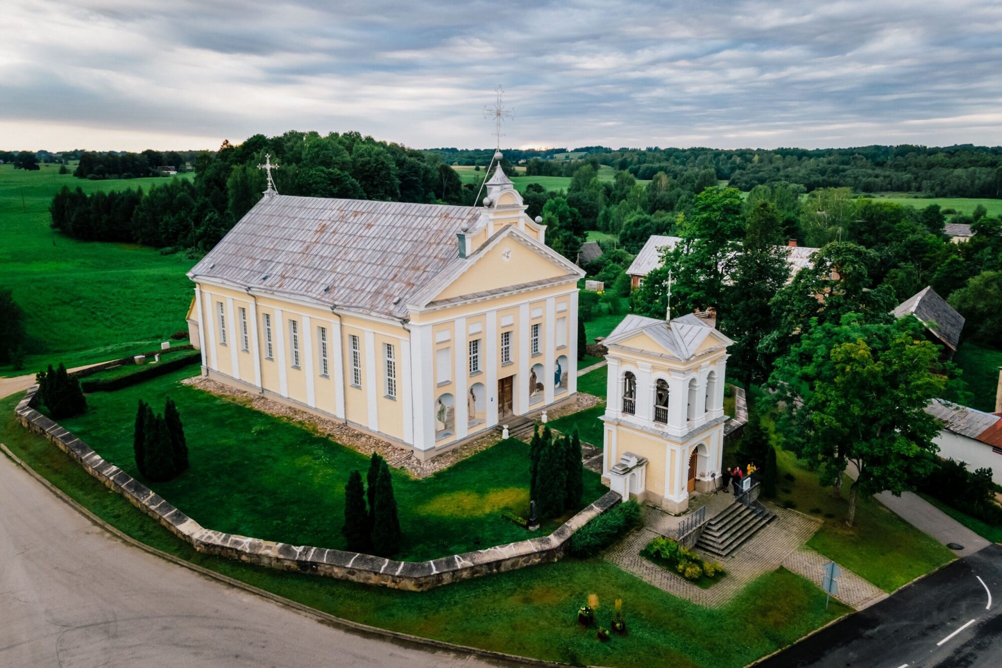 Bebrenē vējš katoļu baznīcai norāvis daļu jumta