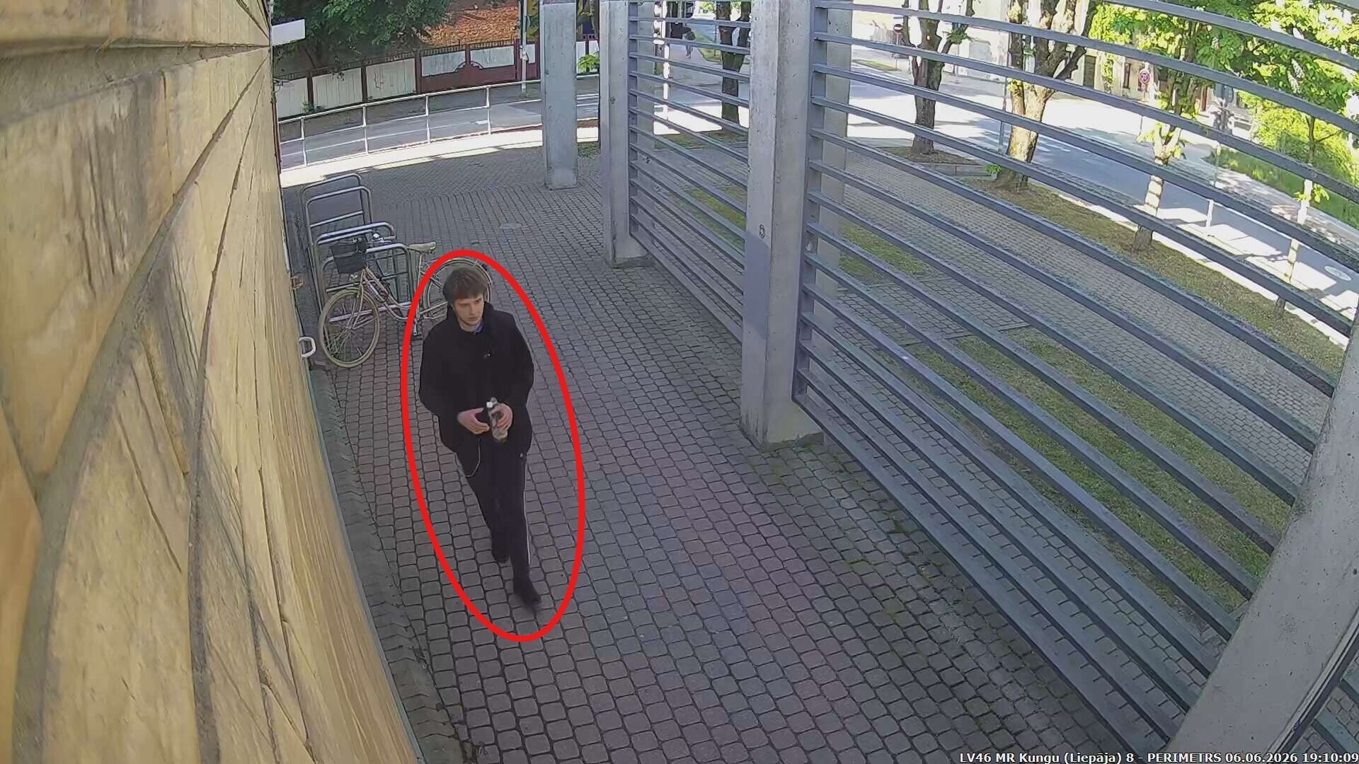 Video: Policija Liepājā skaidro vīriešu identitāti