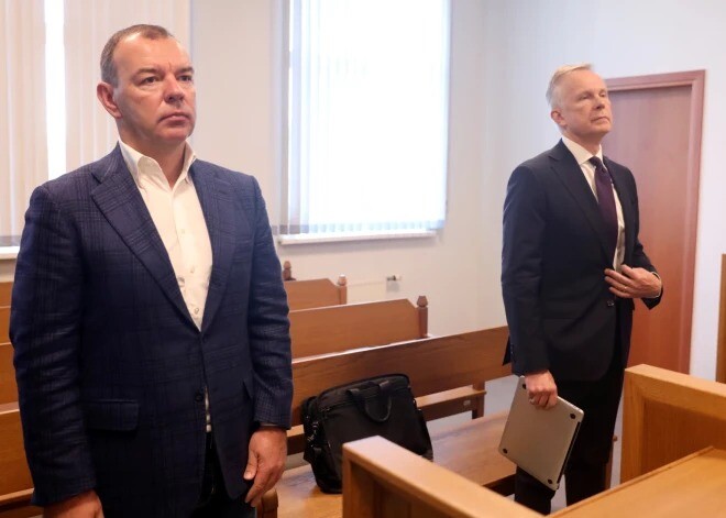 Tiesa jūnija beigās turpinās skatīt Rimšēviča un Martinsona kukuļošanas lietu
