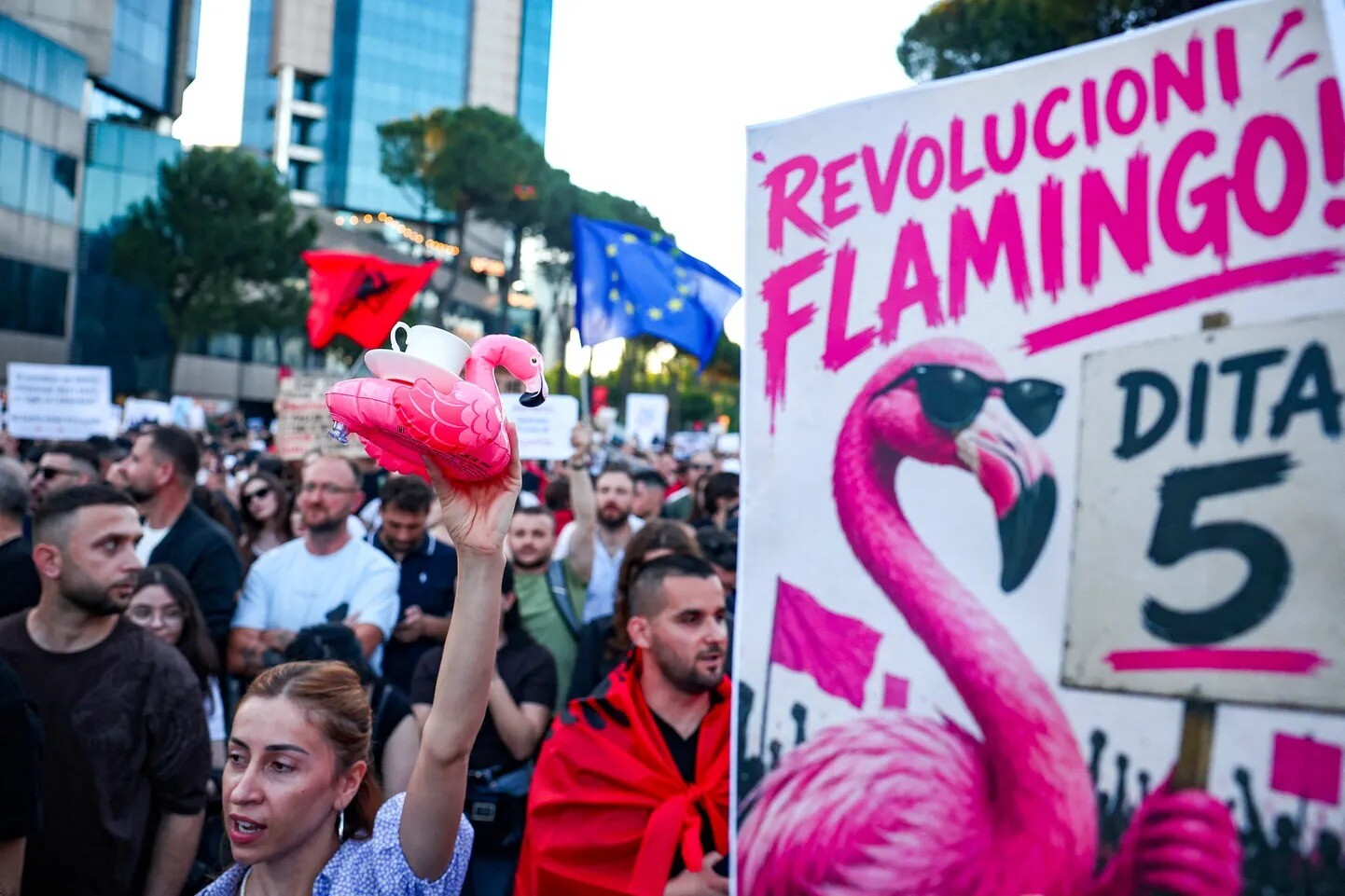 Albānijā nerimst protesti pret kūrorta projektu, kas saistīts ar Trampa ģimeni