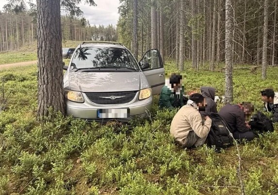Pēc pakaļdzīšanās un avārijas Andrupenes pagastā aiztur nelegālos migrantus un viņu pārvadātāju