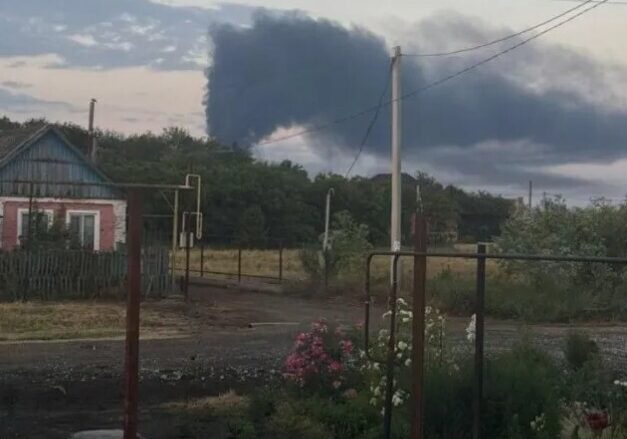 Video: Krasnodaras novadā pēc Ukrainas dronu triecieniem aizdegusies naftas bāze