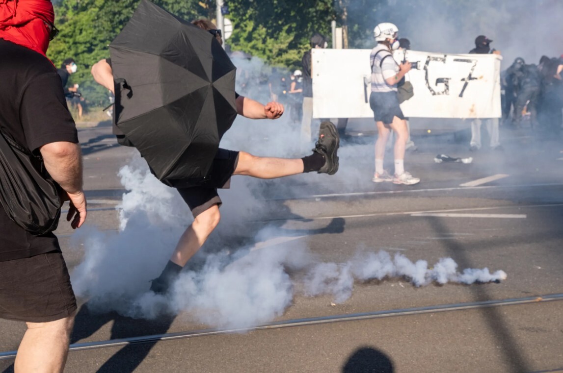 Pirms G7 samita Ženēvā izceļas protestētāju sadursmes ar policiju