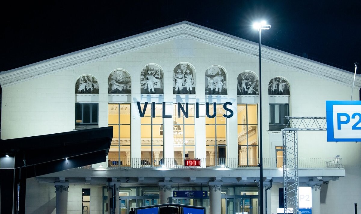 Kontrabandas balonu draudu dēļ vairākas stundas pārtraukti reisi Viļņas lidostā