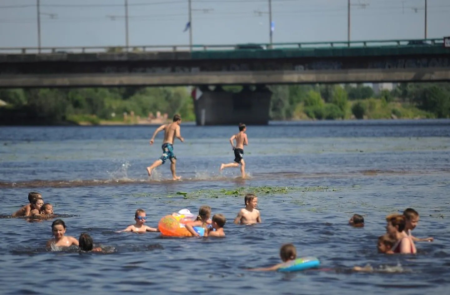 Ūdens temperatūra Rīgas peldvietās vietām pārsniedz 20 grādus