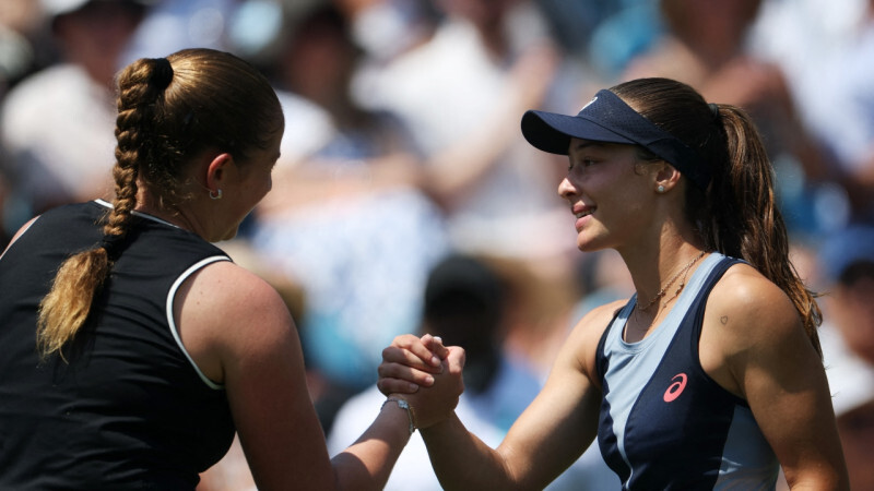 Ostapenko iekļūst Īstbornas “WTA 250” turnīra pusfinālā
