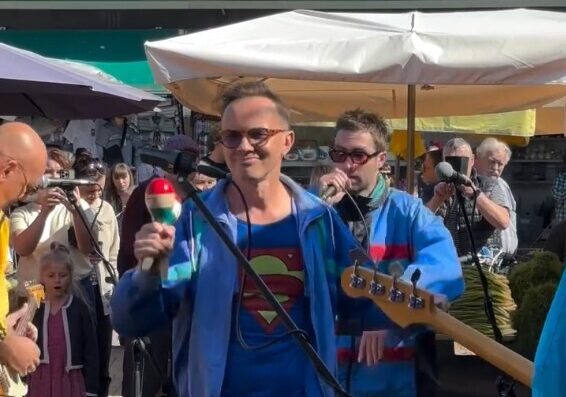 Video: Kas agri ceļas, tas Liepājas “Pētertirgū” satiek “Prāta Vētru” un Fiņķi