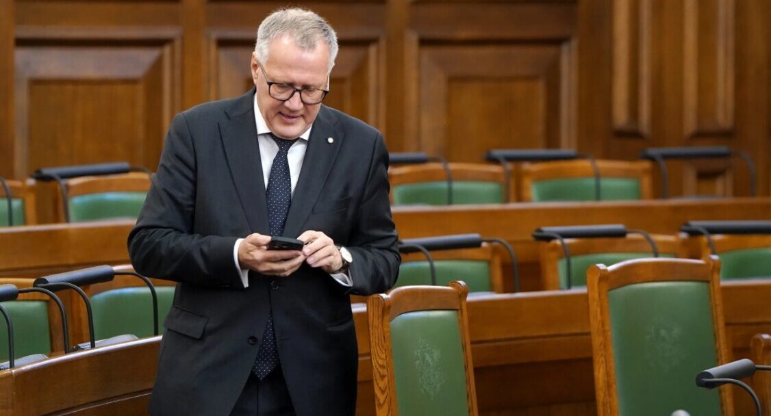 Saeima vairākiem deputātiem atjauno pilnvaras un apstiprina pagaidu mandātus
