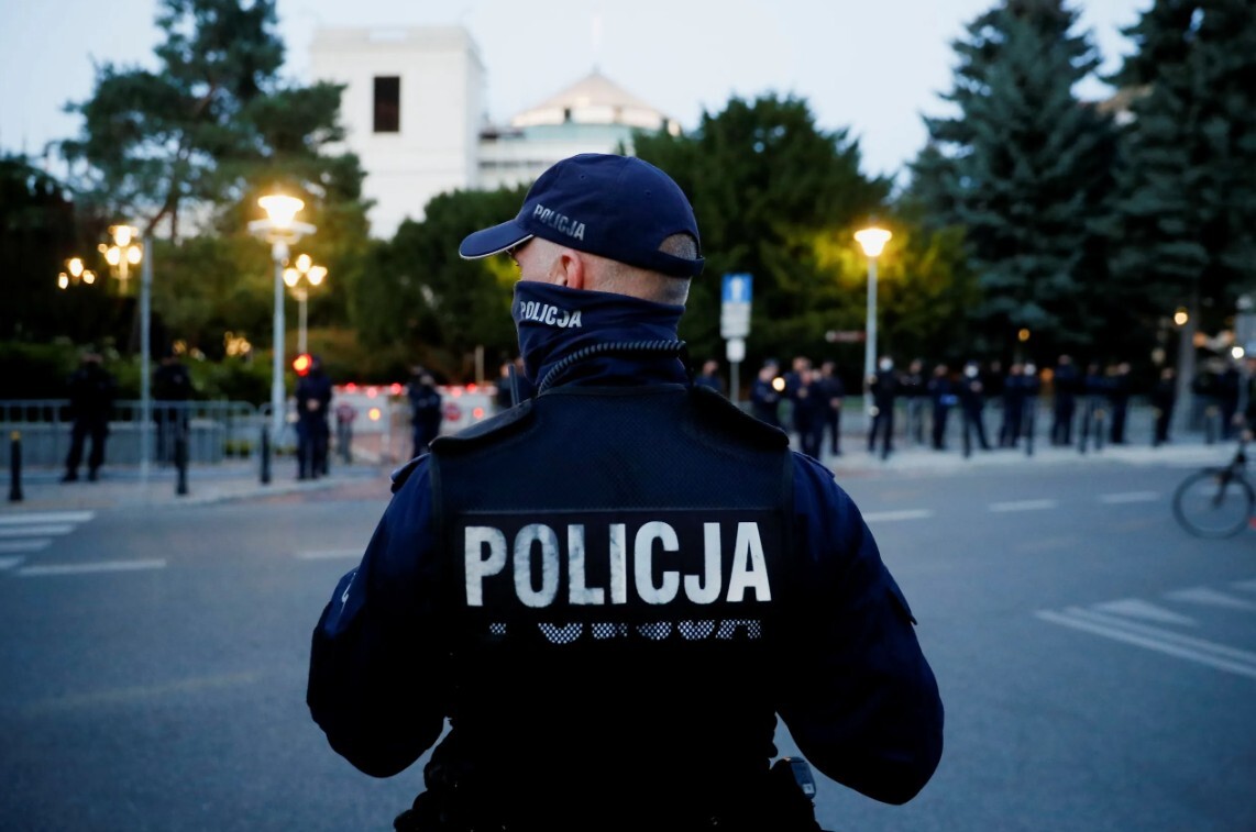 Polija deportē 11 cilvēkus par protesta akciju organizēšanu par Krievijas naudu