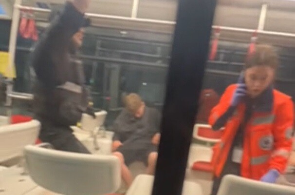 Video: Iereibušu jauniešu dēļ aptur tramvaju satiksmi