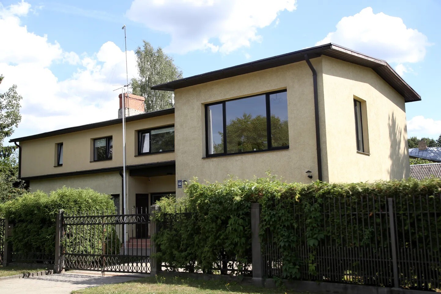 Sestdien apzagti divi mājokļi un aizdzīta viena automašīna