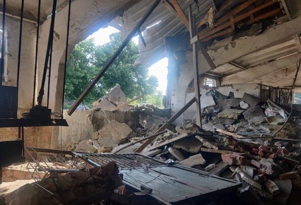Krievija ar droniem Ukrainā uzbrukusi jāšanas skolai, nogalinot zirgus