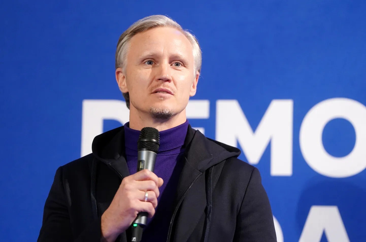 Kols lūdz mainīt balsojumu par atkāpi no e-privātuma noteikumiem