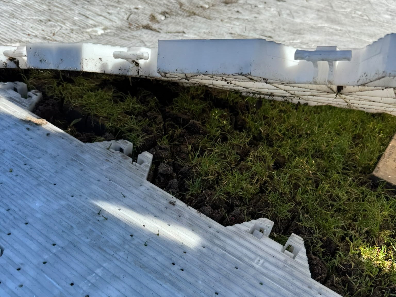 Foto un video: Debesis un skatuve iekrita stadionā… Sabojāts zāliens liedz Liepājā vērot titulētu Eiropas futbola klubu