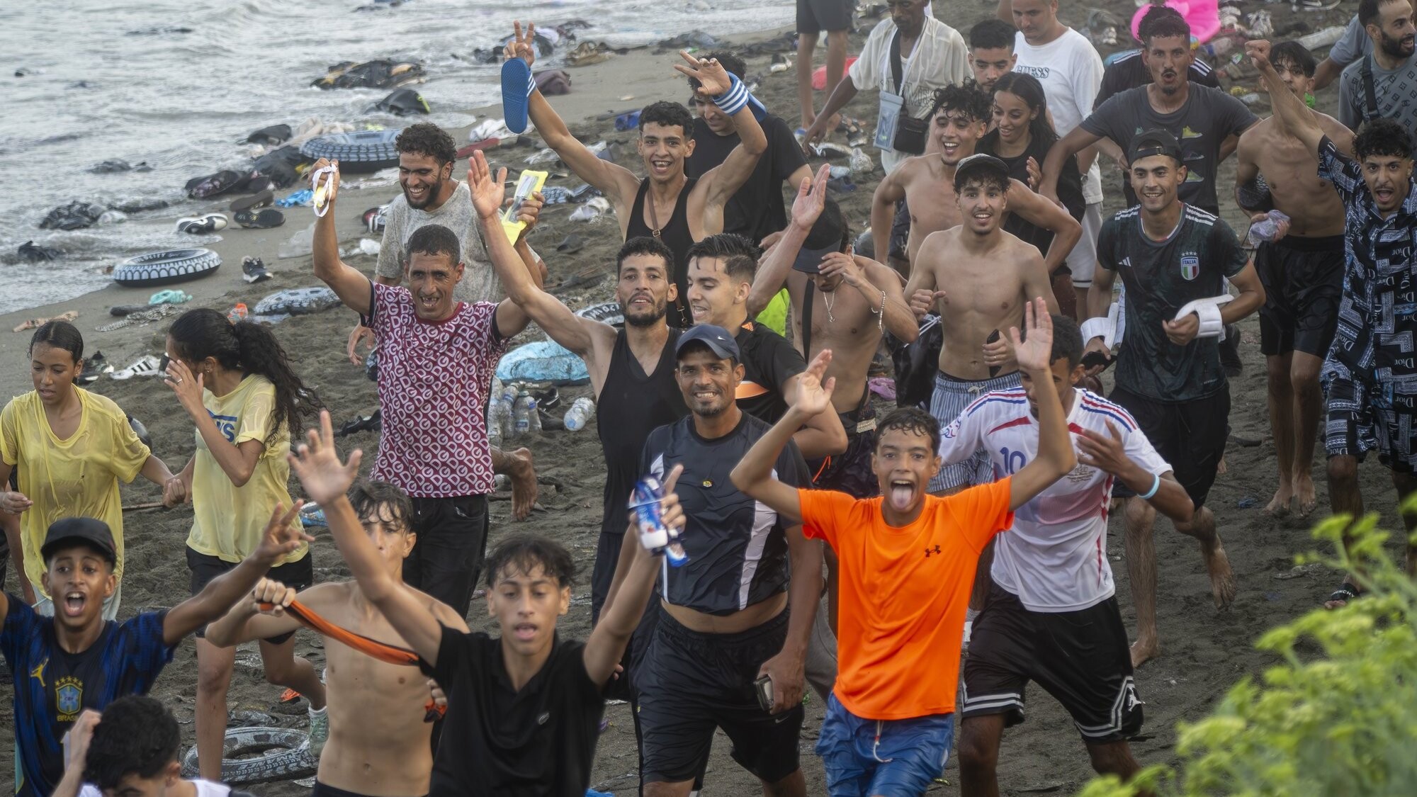 Spānija aicina saglabāt mieru pret migrantiem vērstos protestos Seutā