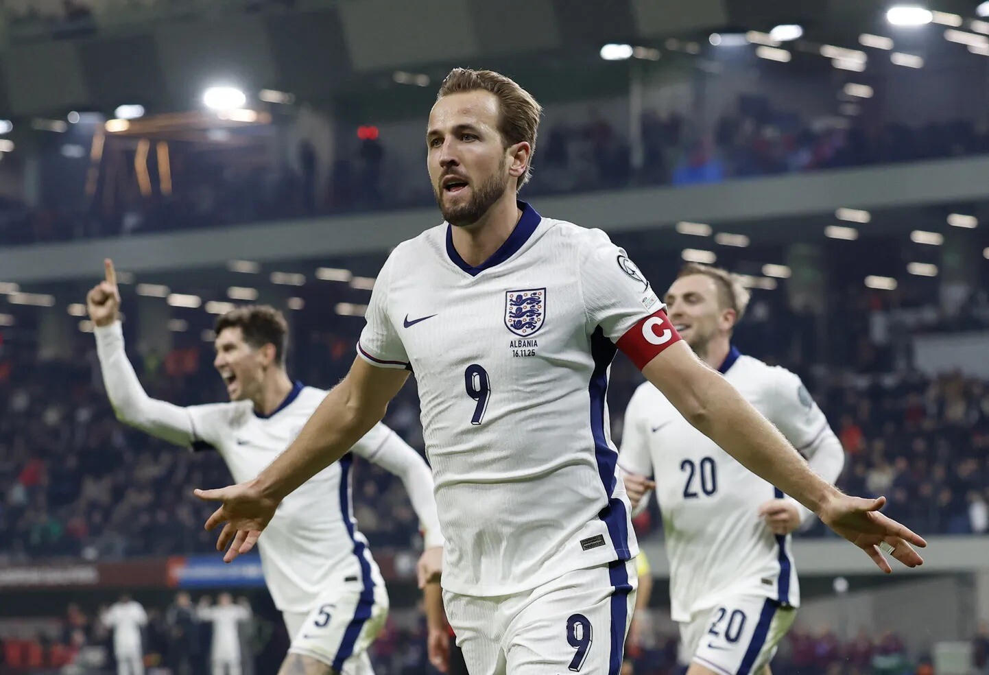 Anglijas un Argentīnas futbolisti nodrošina vietu pusfinālā