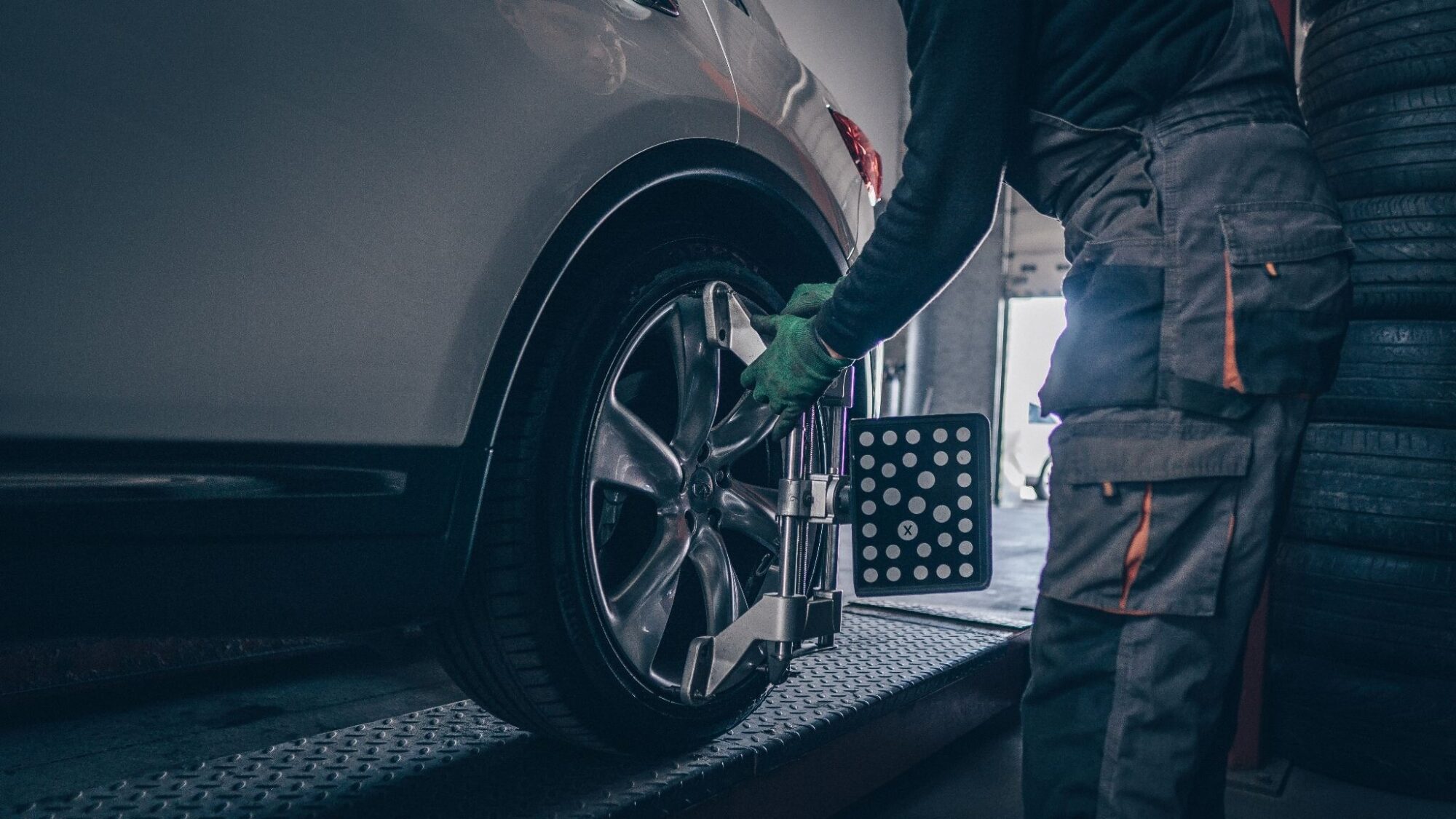 Gatavs tālākam ceļojumam? Kāpēc Riepu Garāža iesaka veikt riteņu ģeometrijas regulēšanu pirms Eiropas autoceļiem