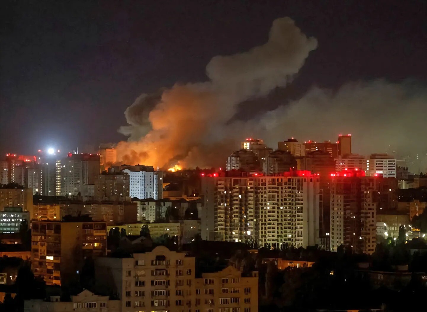 Kijivā krievu raķešu triecienā aizdedzies 18 stāvu nams