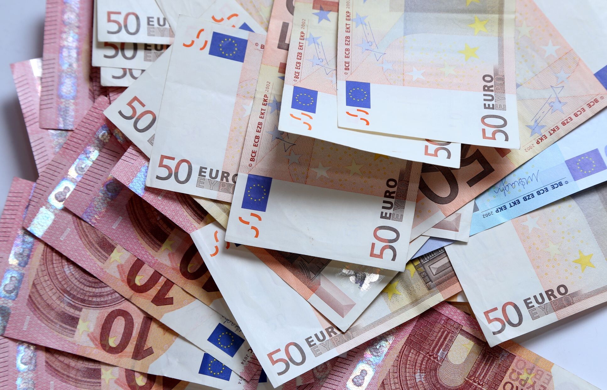 Kopējie nodokļu parādi Latvijā jūlija sākumā sasnieguši 826,39 miljonus eiro