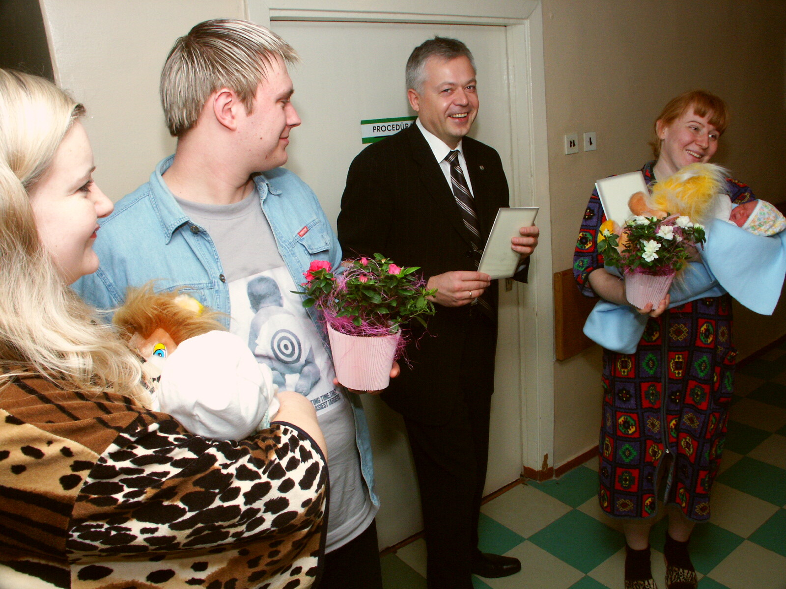 Foto: Trīnīši, tūkstošgades pirmais bērns un 29. februāra meitene: Kur šobrīd ir un ko dara slavenie Liepājas bērni?